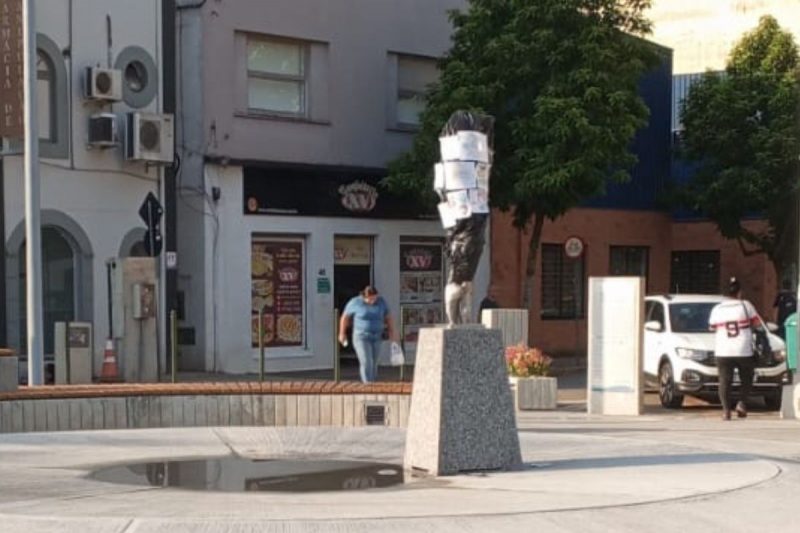 bailarina da praça com uma lona preta por cima