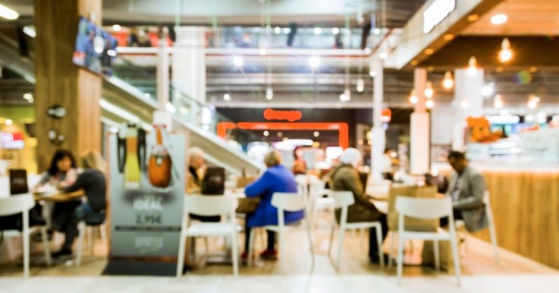 Homem suspeito de assediar adolescente estava na praça de alimentação do shopping