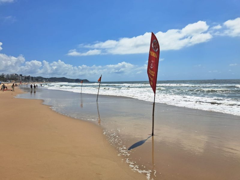 Adolescente se afoga na Praia Brava, foto mostra mar e bandeira vermelha 