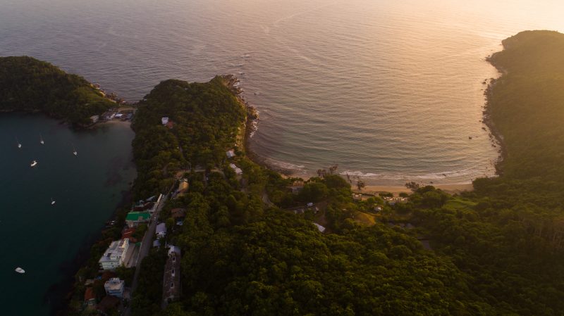 Foto mostra praias de Bombinhas, cidade considerada queridinha entre estrangeiros em levantamento de site de hospedagens 