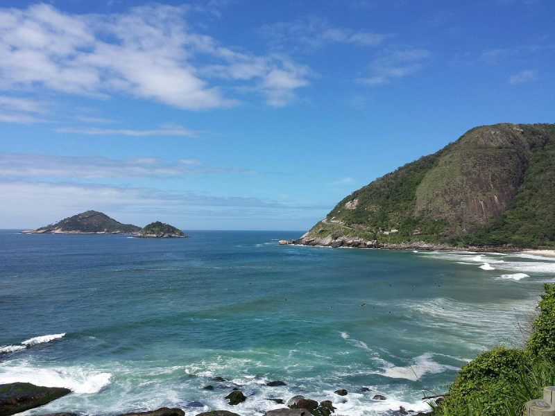 Praias com pedras e águas claras 