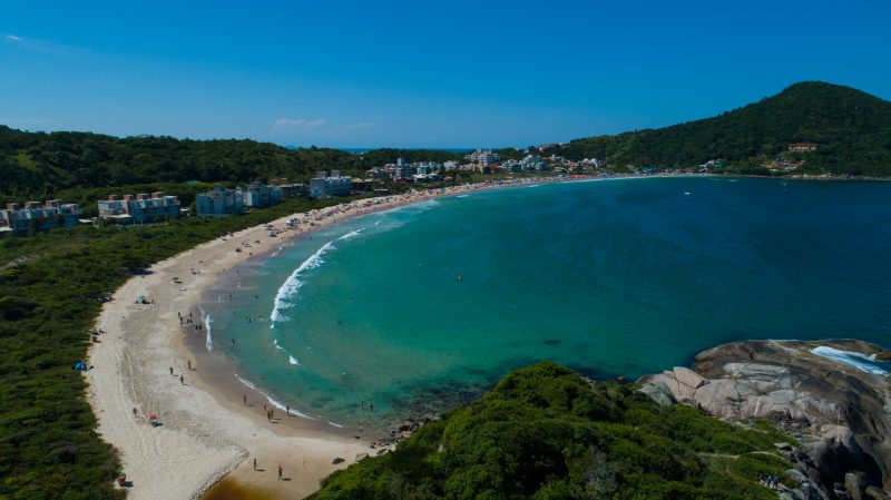 Foto mostra praia de Bombinhas, cidade considerada queridinha entre estrangeiros em levantamento de site de hospedagens 