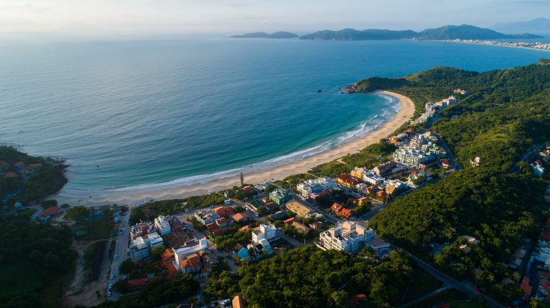 Foto mostra praia de Bombinhas, cidade considerada queridinha entre estrangeiros em levantamento de site de hospedagens 