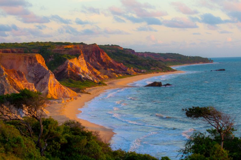 Praia paradiasiaca com grandes falésias 