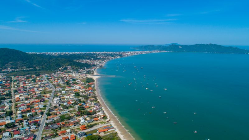 Foto mostra praia de Bombinhas, cidade considerada queridinha entre estrangeiros em levantamento de site de hospedagens 