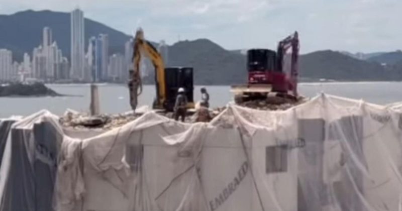 Prédio em Balneário Camboriú sendo demolido