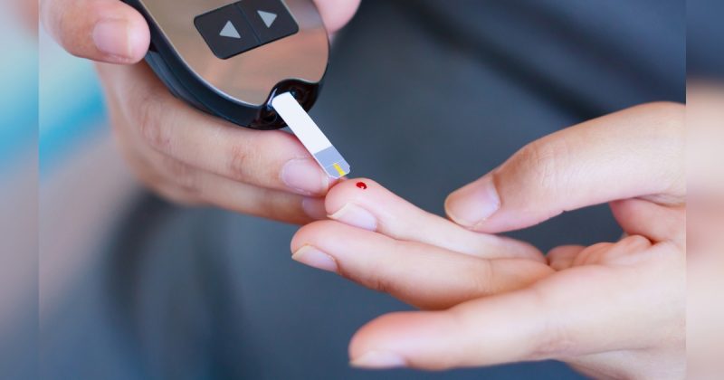 Pessoa fazendo o teste de controle de glicemia para controlar o diabetes