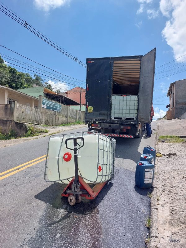 Contêiner com substância química caído sobre via em Blumenau 