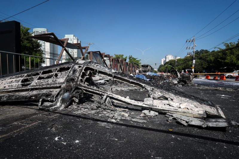 Estrutura metálica foi carbonizada após queda de avião em São Paulo 