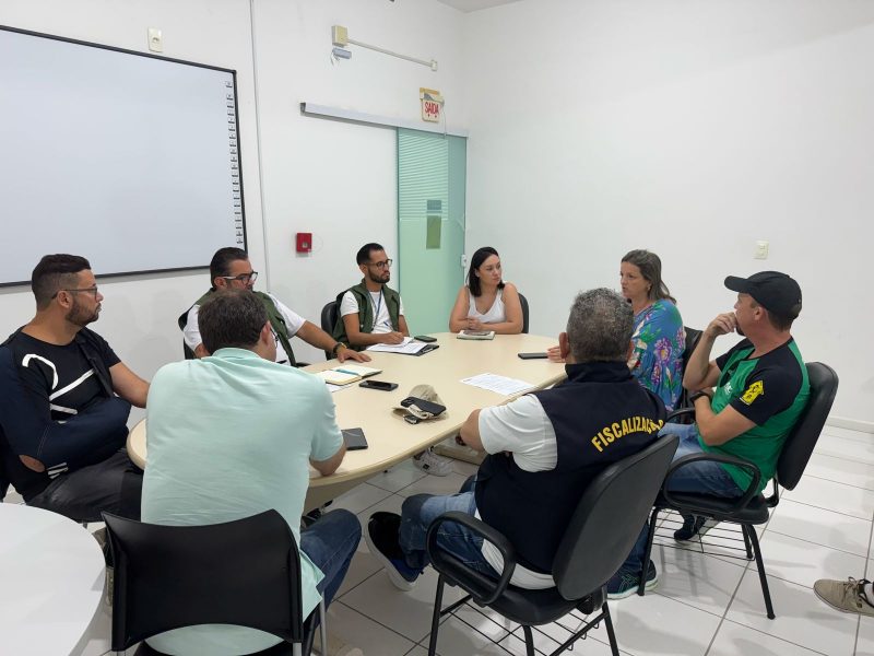 Foto mostra reunião feita pela Prefeitura para controlar a presença de ratos na praia