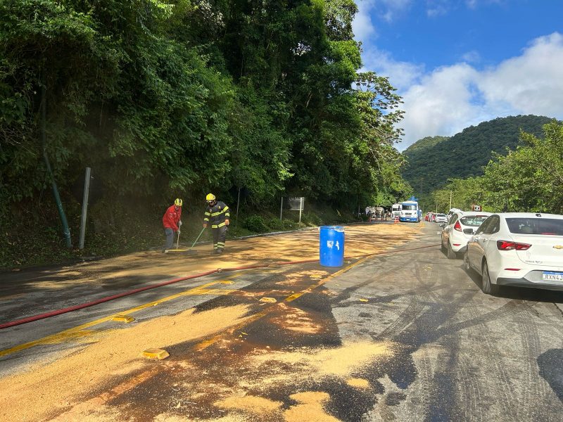 Pista ficou coberta por &oacute;leo que vazou do ve&iacute;culo e foi necess&aacute;rio aplicar serragem no asfalto – Foto: Isabela Corr&ecirc;a/Divulga&ccedil;&atilde;o/ND