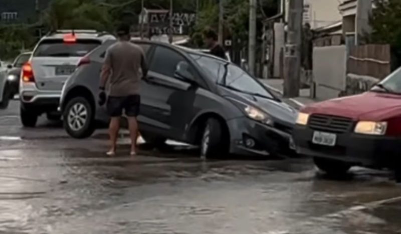 Veículo caiu em buraco gerado pelo rompimento da adutora