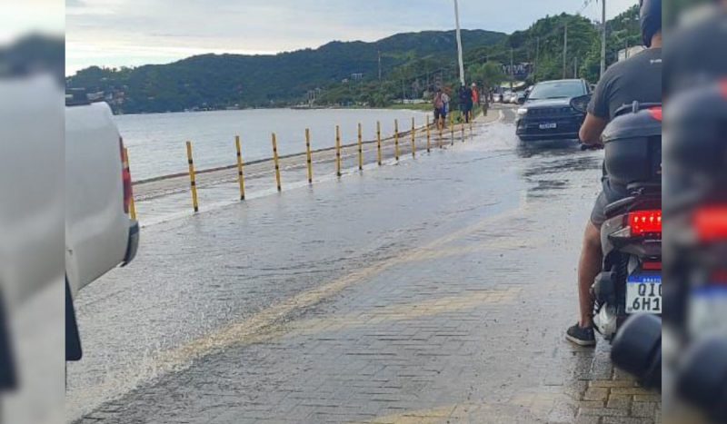 Adutora rompe na Lagoa da Conceição e deixa trânsito lento na SC-406. Na imagem, a Avenida das Rendeiras alagada por conta do rompimento da rede de água