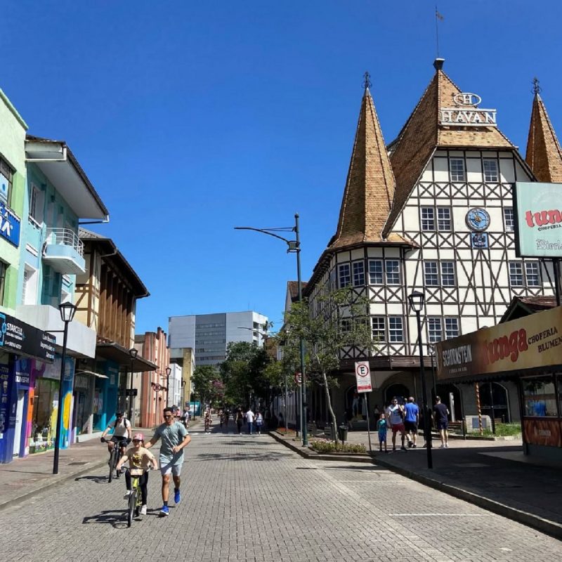 Agenda cultural de Blumenau: pai e filha se divertindo na Rota de Lazer