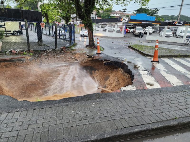 Cratera na rua 2 de Setembro que se abriu depois do temporal em Blumenau nesta quinta-feira (13) 