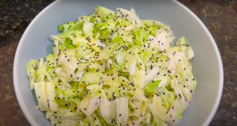 Foto mostra salada de repolho pronta feita com técnica japonesa 