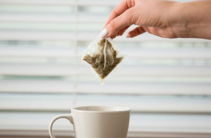 na foto aparece um dos saquinhos de chá usados para fazer uma infusão