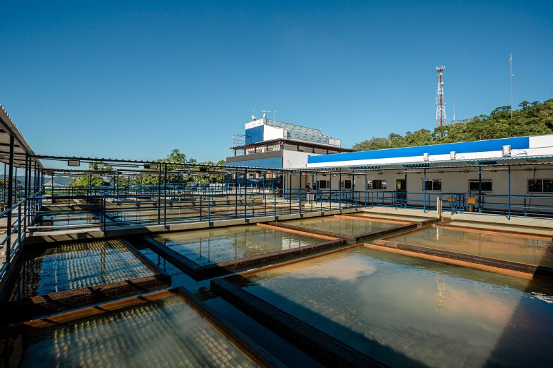 Foto mostra estação de tratamento de água, ilustrando que serviço pode colapsar e causar falta d'água em Itajaí