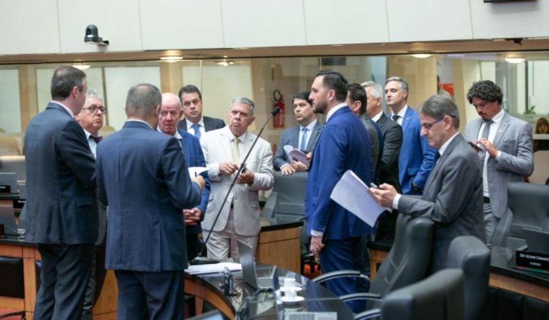 Comissões na Alesc foram definidas em sessão ordinária nesta quarta-feira (5). Na imagem, os deputados reunidos no plenário