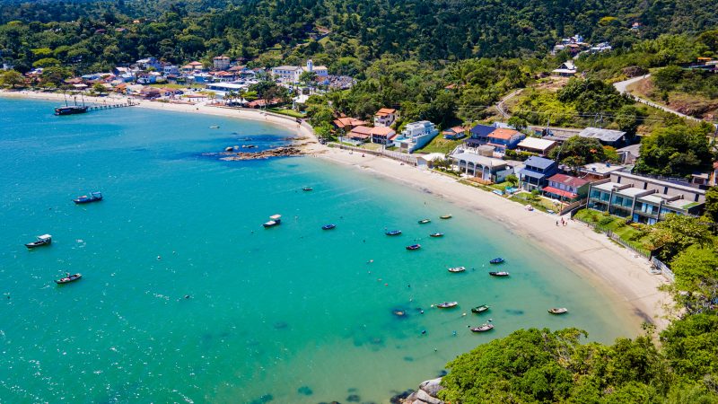 Foto mostra Porto Belo vista de cima, cidade que teve 'boom' gastronômico