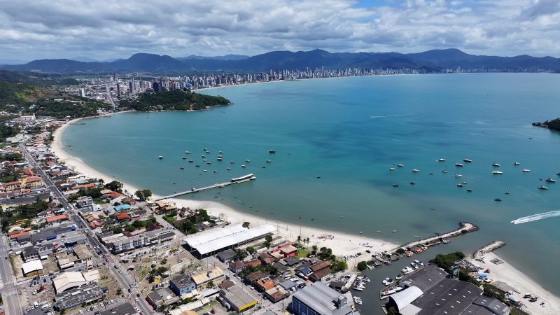 Foto mostra Porto Belo vista de cima, cidade que teve 'boom' gastronômico