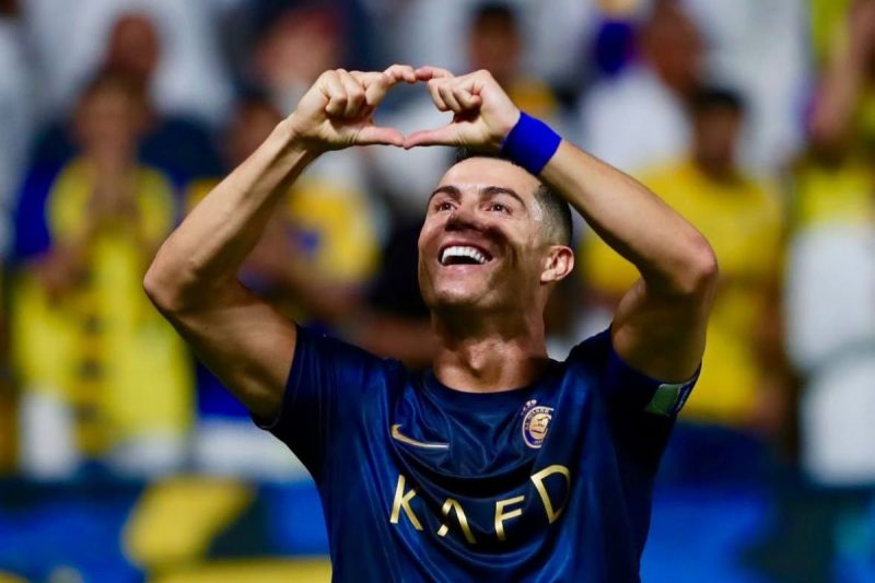 Signo de Cristiano Ronaldo, ele fazendo um coração com as mãos