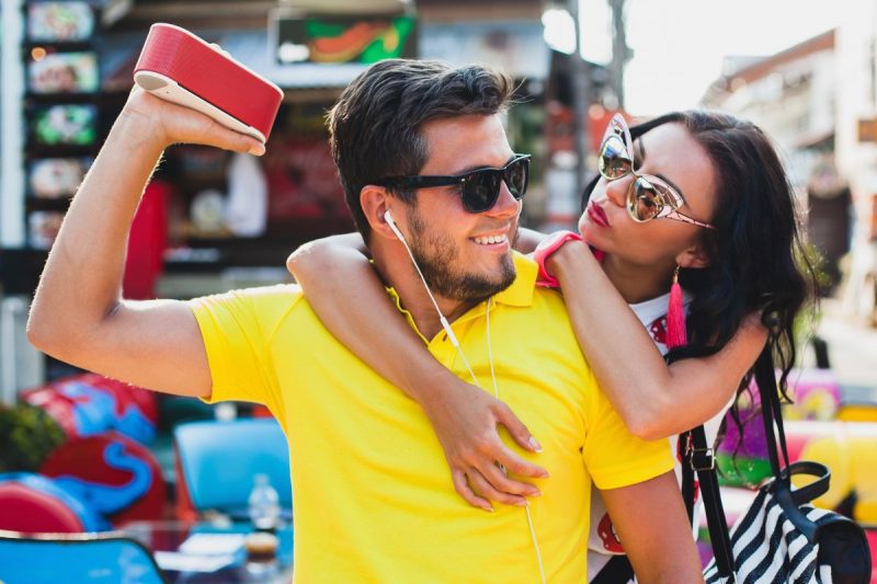 casal se abraçando depois do carnaval