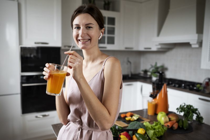 Mulher bebendo uma bebida rica em colágeno