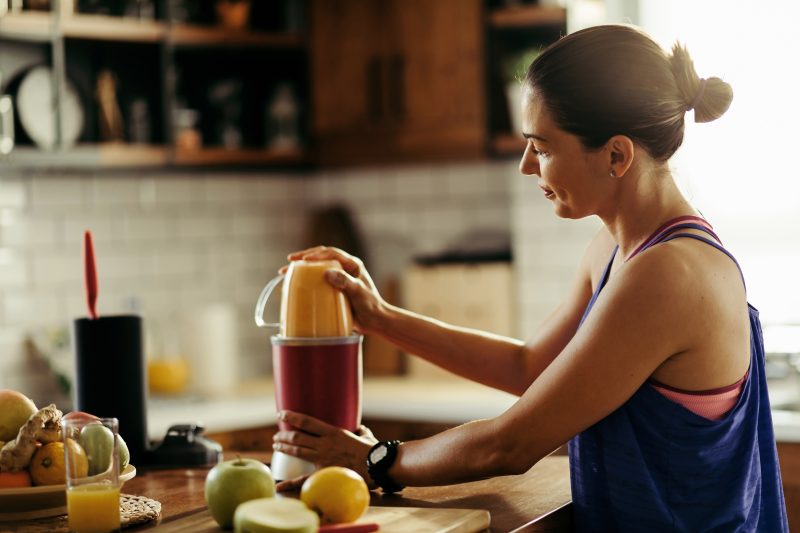 Smoothie sendo feito por uma mulher 