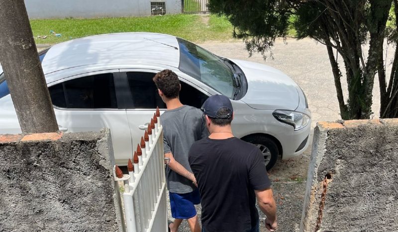 Suspeito de tentar matar homem em Blumenau sendo preso em Navegantes 