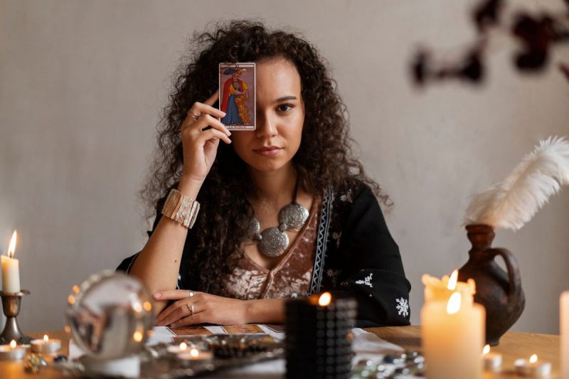 Cada signo do zodíaco possui uma carta do Tarot revelando a essência de cada um