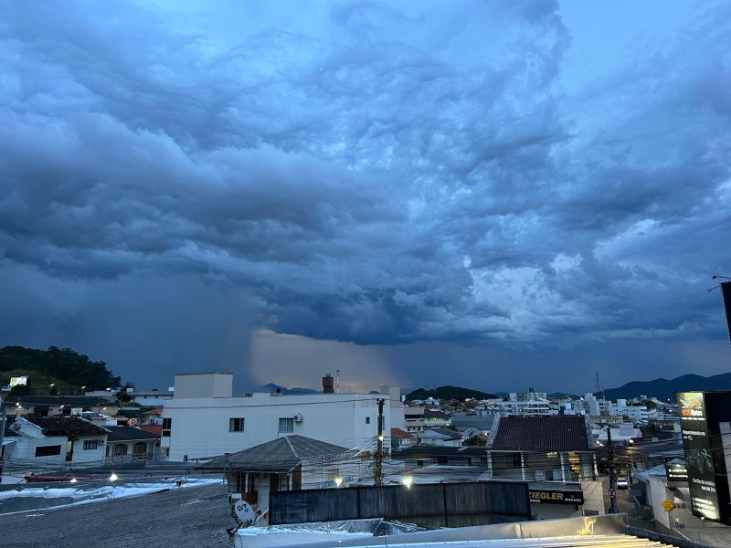 Tempestade atinge a cidade na noite desta quinta-feira (6) - Foto: Ian Sell/ND