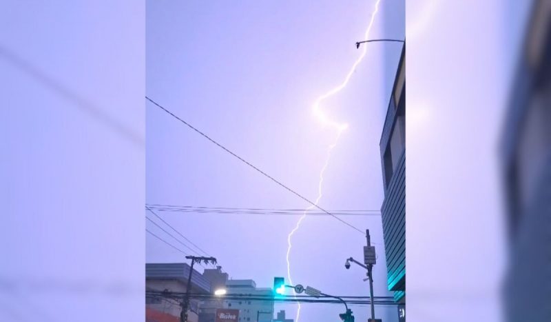 Incidência de raios chamou atenção durante tempestade em Florianópolis