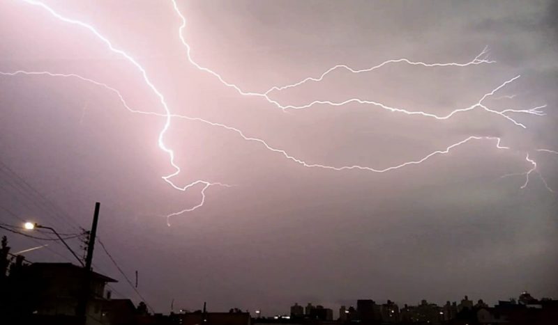 Tempestades devem ocorrer até o fim da semana, quando a frente fria se afastará do Estado