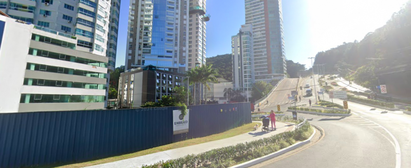 Foto do google street view mostra terreno aos pés da Estrada da Rainha. Segundo moradores, construção no local vai obstruir vista icônica da cidade 