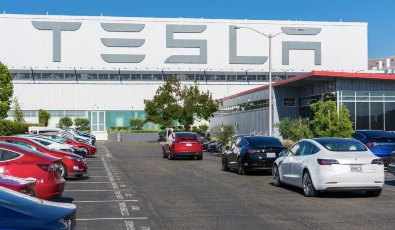 Pátio de estacionamento da Tesla com carros da marca 