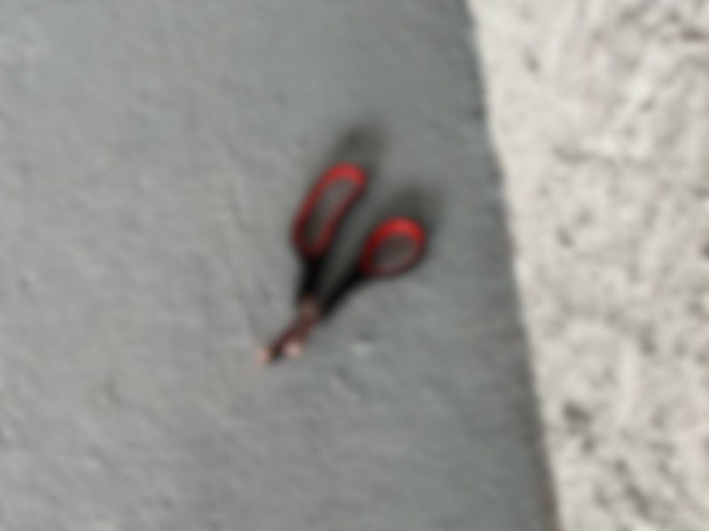 A imagem mostra a tesoura usada no caso de uma mulher que levou tesouradas no meio da rua em Gaspar 