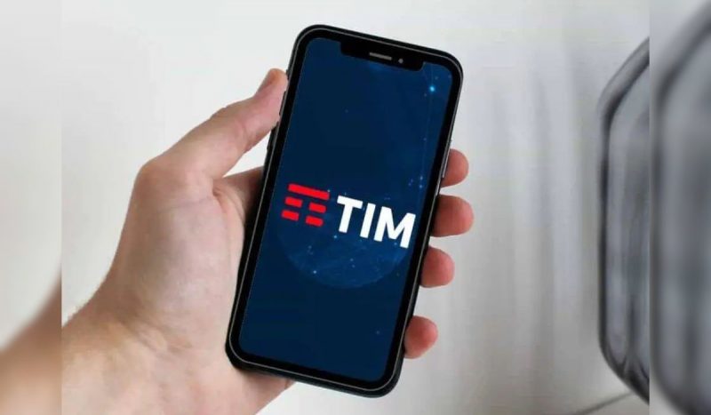 Justiça condena TIM por excesso de ligações e cobranças indevidas. Na imagem, um celular com o aplicativo da empresa