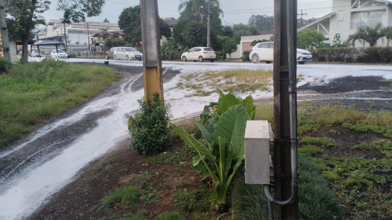 Caminhão cobre BR-280 de tinta em SC