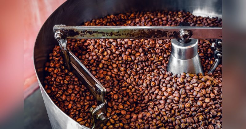 Grãos de café em panela sendo torrado