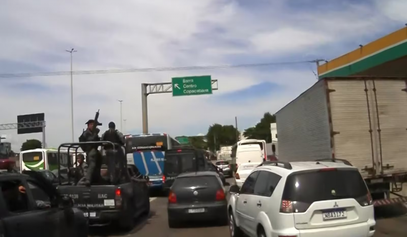 Em meio a tiroteio no Rio de Janeiro, homem canta "País Tropical"