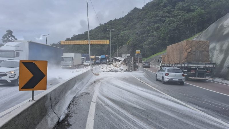 Caminhão tomba na BR-376, espalha polvilho e interdita faixas no sentido SC 