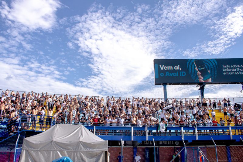 Torcida do Figueirense na Ressacada no clássico da primeira fase