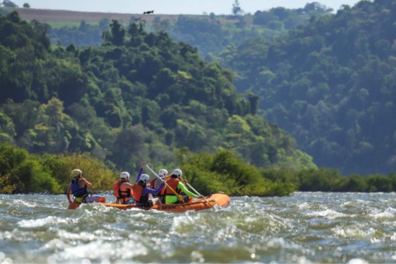 Um dos atrativos do município para fugir do calor é o Macaco Branco Rafting