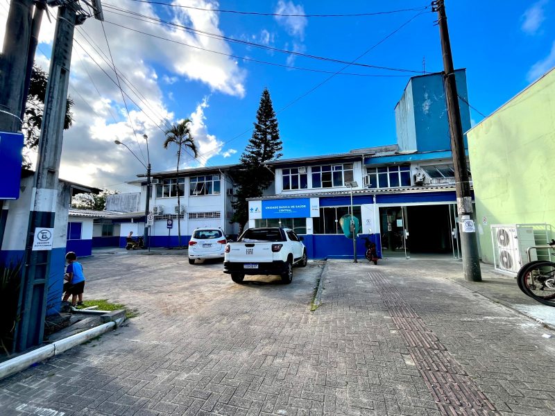 Foto mostra fachada da UBS Central, em Balneário Camboriú