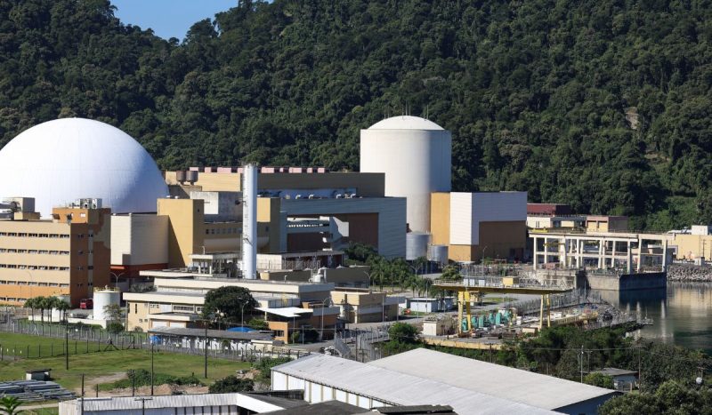 Imagem aproximada da usina nuclear Angra 2, em Angra dos Reis (RJ)