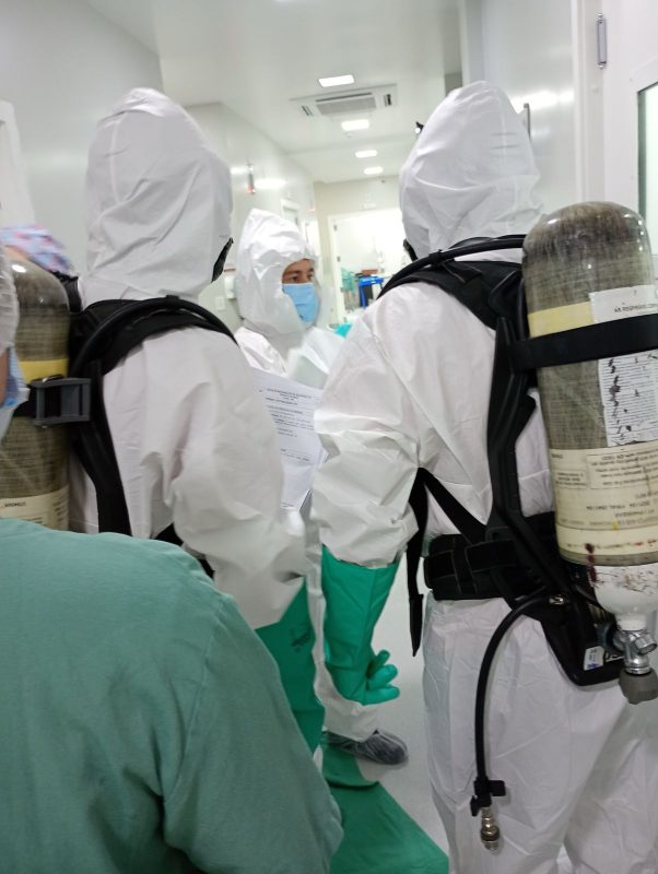 Equipes durante atendimento de ocorrência de vazamento de produto químico em hospital de Indaial 