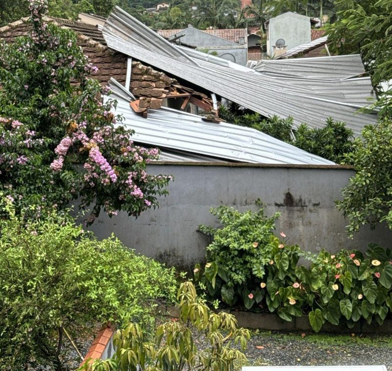 Casa destelhada por forte vendaval que atingiu Timbó nesta quinta-feira (27)