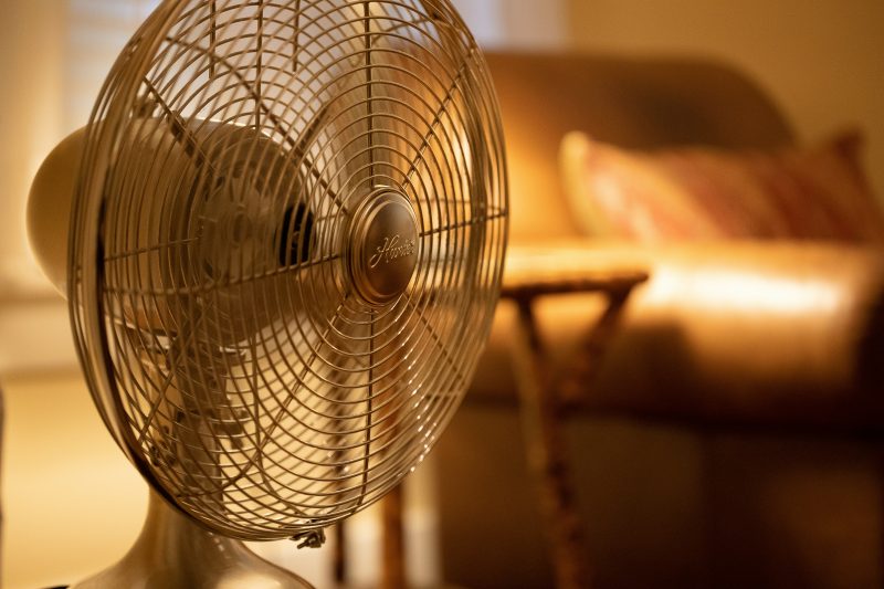 Ventilador pequeno em uma sala