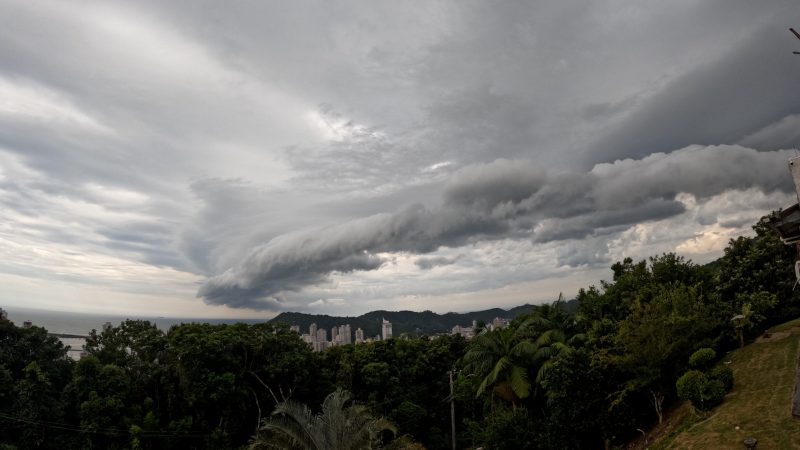 Foto mostra nuvens assustadoras no céu de Itajaí